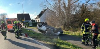 Auto überschlägt sich – Fahrerin ambulant versorgt Das Auto der 18-Jährigen landete auf dem Dach.