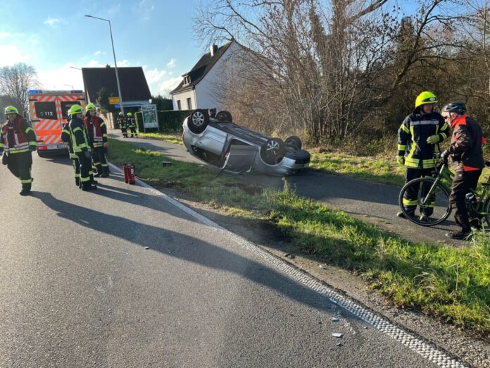 Auto überschlägt sich Das Auto der 18-Jährigen landete auf dem Dach.
