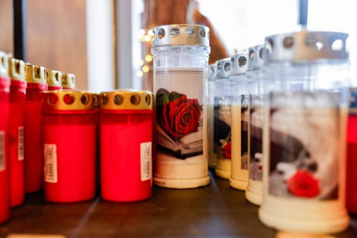 Weniger Grablichter, mehr LED - welche Kerzen gefragt sind Bei herkömmlichen Grablichtern ist die Nachfrage gesunken. LED-Grablichter sind hingegen stärker gefragt, weil sie länger halten.