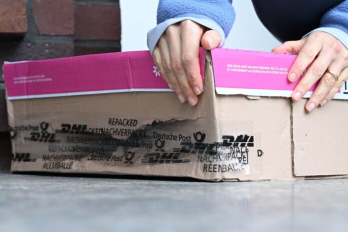 Kaputtes Paket Das Paket ist endlich da, aber das ist kein Grund zur Freude: Sowohl der Karton als auch der Inhalt sind kaputt.