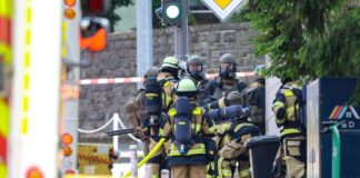 Mann wollte Haus anzünden – wie beim Feuermord von Solingen Feuerwehr und Polizisten eines Spezialeinsatzkommandos stehen in der Nähe des Einsatzortes. (Archivfoto)