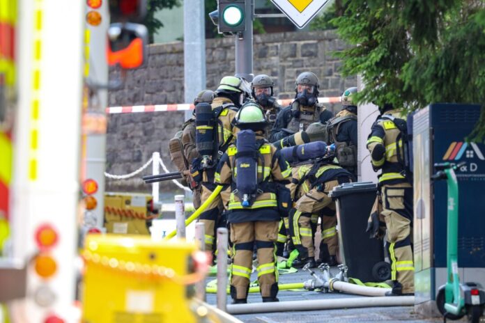 Urteil nach versuchter Brandstiftung in Solingen Feuerwehr und Polizisten eines Spezialeinsatzkommandos stehen in der Nähe des Einsatzortes. (Archivfoto)