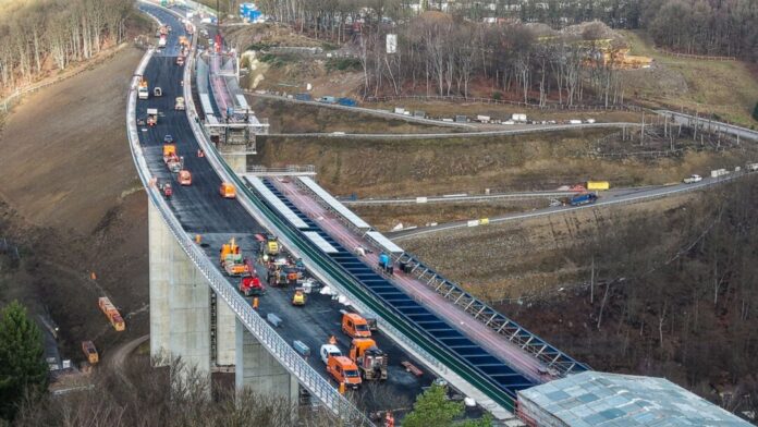 Rahmedetalbrücke Überall Fahrzeuge und Arbeiter: Die Baufirmen haben die neue Brücke im Rekordtempo hochgezogen.