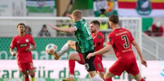 Später Ausgleich: Remis zwischen Elversberg und Münster Lars Lokotsch (Preußen Münster) und Florian Le Joncour (SV 07 Elversberg) in Aktion.