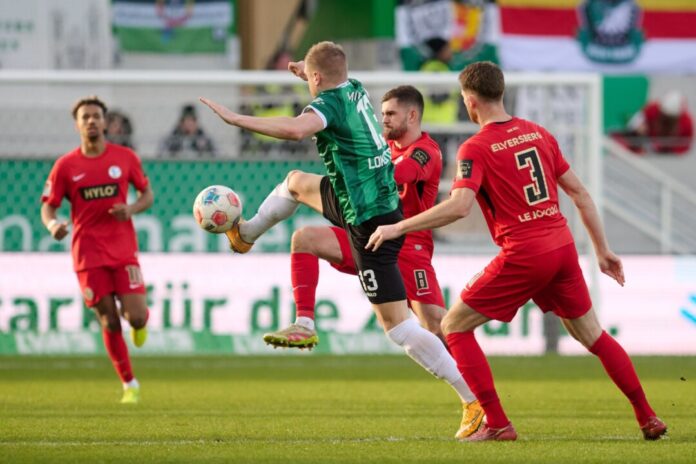 Preußen Münster - SV Elversberg Lars Lokotsch (Preußen Münster) und Florian Le Joncour (SV 07 Elversberg) in Aktion.