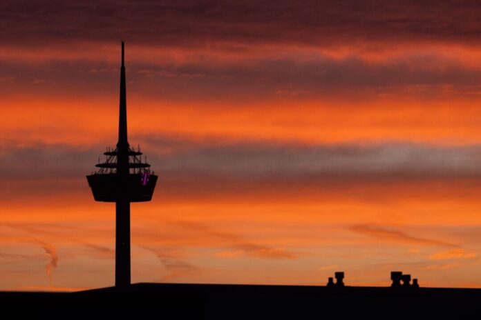 Sonnenaufgang in Köln Zum Ende der Woche bleibt es in Nordrhein-Westfalen mild. (Symbolbild)