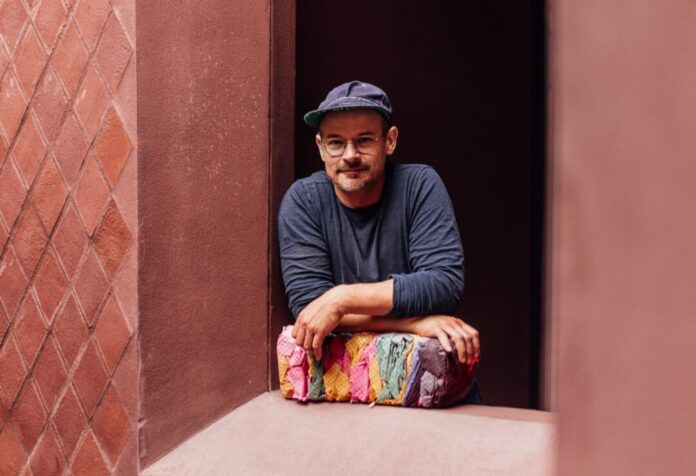 Installationskünstler Michael Beutler Der Künstler Michael Beutler arbeitet in Berlin und Aachen.