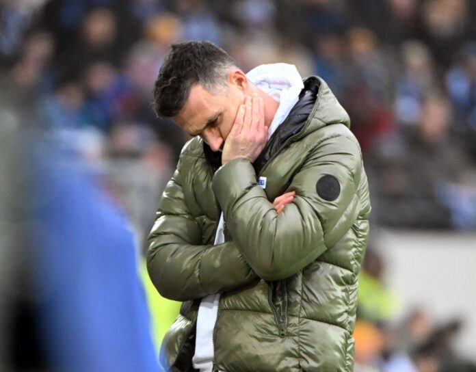 Karlsruher SC - SC Paderborn 07 Sichtlich frustriert: Karlsruhes Cheftrainer Christian Eichner.