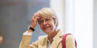 Schulministerin Dorothee Feller (CDU) kann keine Verbesserung bei der Unterrichtsausfallquote präsentieren, verspricht aber, dranzubleiben. (Archivbild)