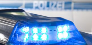 Einsatz in Leverkusen – Polizei findet Schreckschusswaffe In Leverkusen ist die Polizei zu einem Mehrfamilienhaus ausgerückt, in dem sich eine bewaffnete Person aufhalten soll. (Symbolbild)