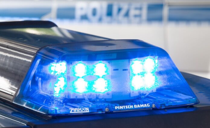 Polizei In Leverkusen ist die Polizei zu einem Mehrfamilienhaus ausgerückt, in dem sich eine bewaffnete Person aufhalten soll. (Symbolbild)