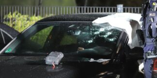 Er saß im Auto: 36-Jähriger in Köln angeschossen Die Polizei ist weiterhin am Tatort im Einsatz. Durch die Windschutzscheibe eines Wagens wurden Schüsse auf einen Mann abgegeben.