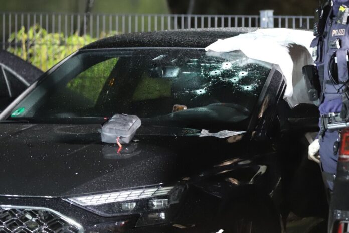 Er saß im Auto: 36-Jähriger in Köln angeschossen Die Polizei ist weiterhin am Tatort im Einsatz. Durch die Windschutzscheibe eines Wagens wurden Schüsse auf einen Mann abgegeben.