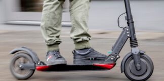 57-Jähriger bei E-Scooter-Sturz lebensgefährlich verletzt Ein Mann hat sich beim Sturz mit einem E-Scooter lebensgefährlich verletzt. (Archivbild)