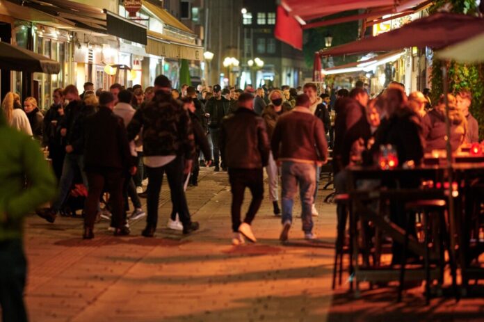 Kölsch oder Alt? Köln oder Düsseldorf - wer hat die längste Theke? Diese Frage ist statistisch entschieden. (Archivbild)