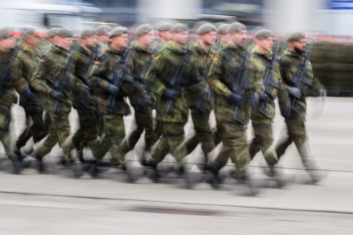 Bundeswehr Wehrdienst Junge Menschen wollen am 5. Dezember bundesweit gegen die neuen Wehrdienst-Pläne protestieren. (Symbolbild)
