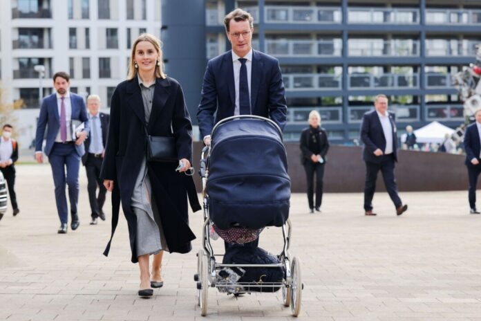 Ministerpräsident Wüst Hendrik Wüst darf bald wieder einen Kinderwagen schieben, seine Ehefrau Katharina erwartet das zweite Kind des Paares. (Archivbild)