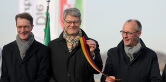 Kleines Volksfest auf A45: Merz gibt neue Brücke frei Symbolische Freigabe: NRW-Ministerpräsident Hendrik Wüst, Bundesverkehrsminister Patrick Schnieder und Bundeskanzler Friedrich Merz auf der Rahmedetalbrücke.