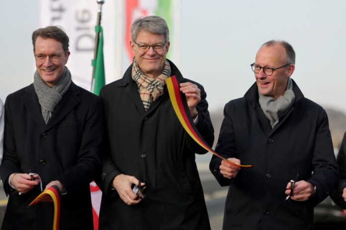 Eröffnung der Rahmedetalbrücke Symbolische Freigabe: NRW-Ministerpräsident Hendrik Wüst, Bundesverkehrsminister Patrick Schnieder und Bundeskanzler Friedrich Merz auf der Rahmedetalbrücke.