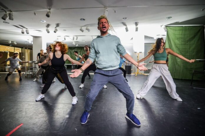 Hinter den Kulissen des Musicals «Malle Olé» Früher wurden Klamotten verkauft, nun wird ein Musical geprobt: «Malle Olé» wird an einem ungewöhnlichen Ort eingeübt.