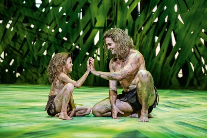 Alexander Klaws fliegt mit Sohn Lenny durch den Dschungel Am 19.12. stehen Vater und Sohn beim Musical «Tarzan» gemeinsam auf der Bühne.