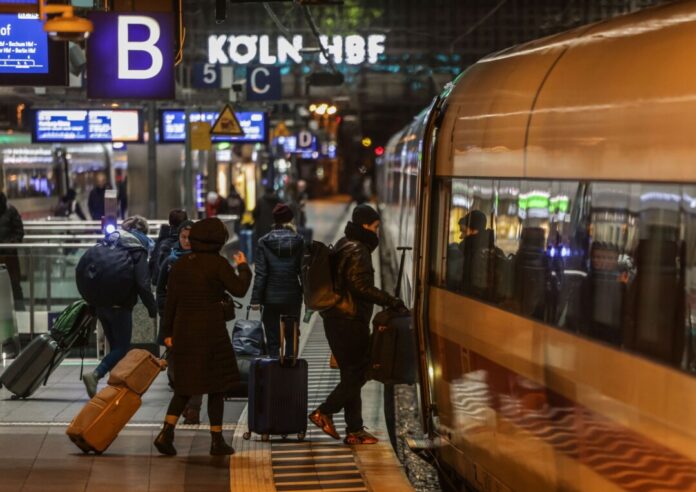 Vor allem in den Abendstunden will die Bahn zwischen Großstädten mehr Züge einsetzen. (Archivbild)