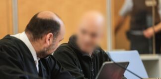 Spion klagt gegen frühere Haftentlassung Der Ex-Offizier (r. verpixelt) bei seinem Prozess in Düsseldorf. (Archivbild)