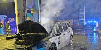 Totschlag statt Mord – Urteil nach Brand an Tankstelle In dem ausgebrannten Auto fanden die Ermittler die Leiche der Ehefrau eines jetzt verurteilten Mannes. (Archivbild)