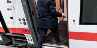 Neuer ICE L der Bahn wird von angemieteten Loks gezogen Der ICE L ist zwar stufenlos, fährt derzeit aber noch mit angemieteten Loks. (Archivbild)