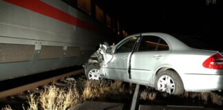 ICE prallt gegen Auto auf Bahnübergang – Schranke umfahren? Das Auto stand auf dem Bahnübergang und wurde von einem ICE erfasst.
