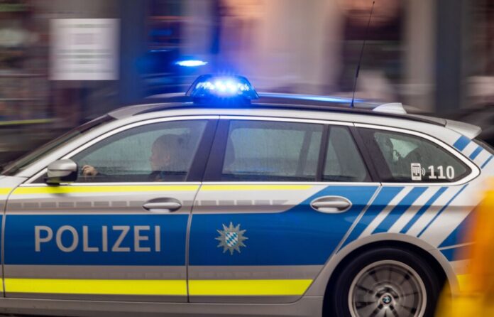 Ein Polizeiwagen fährt mit Blaulicht zu einem Einsatz Der Beschuldigte befindet sich nun in Untersuchungshaft. (Symbolbild)