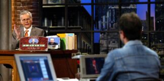 Mit Schreibtisch, Stand-up und spitzem Witz: Schmidt gilt bis heute als wichtigste Figur der deutschen Late-Night-Geschichte. (Archivbild)