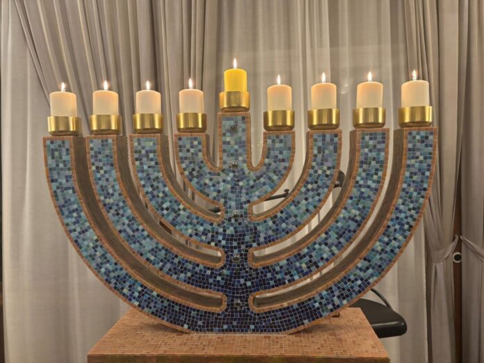 Chanukka-Leuchter Die NRW-Polizei soll beim Schutz des jüdischen Chanukka-Fests besonders aufmerksam sein. (Symbolbild)
