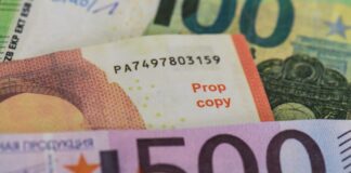 Ermittler gingen bei einem internationalen Einsatz gegen eine mutmaßliche Betrügerbande vor (Symbolbild)