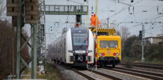 Wichtige Bahnstrecke im Rheinland gesperrt – Zug evakuiert Ein RRX musste wegen eines Oberleitungsschadens evakuiert und die Strecke gesperrt werden.