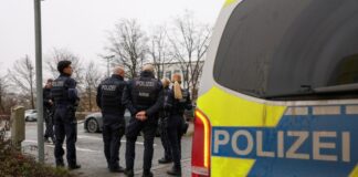 95-jährige Fahrerin erfasst Mutter und Kind – Lebensgefahr Eine Seniorin hat beim Abbiegen auf einen Parkplatz eine Mutter und ihr Kind angefahren.