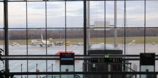 NRW-Flughäfen fertigen wieder mehr Passagiere ab Im Sommer sind wieder mehr Menschen in NRW in ein Flugzeug gestiegen. (Archivbild)