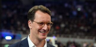 Nordrhein-Westfalens Ministerpräsident Hendrik Wüst (CDU) ist begeistert über die Frauen-Fußball-EM 2029 in Deutschland. (Archivbild)