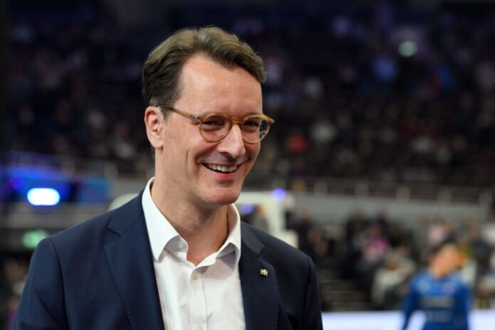 Nordrhein-Westfalens Ministerpräsident Hendrik Wüst (CDU) ist begeistert über die Frauen-Fußball-EM 2029 in Deutschland. (Archivbild)