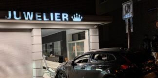 Unbekannte rasen mit gestohlenem Auto in Juweliergeschäft Bislang unbekannte Täter fuhren mit diesem Wagen durch die Glasscheibe in ein Schmuckgeschäft in Kleve und öffneten gewaltsam Vitrinen.
