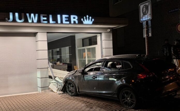 Unbekannte rasen mit gestohlenem Auto in Juweliergeschäft Bislang unbekannte Täter fuhren mit diesem Wagen durch die Glasscheibe in ein Schmuckgeschäft in Kleve und öffneten gewaltsam Vitrinen.