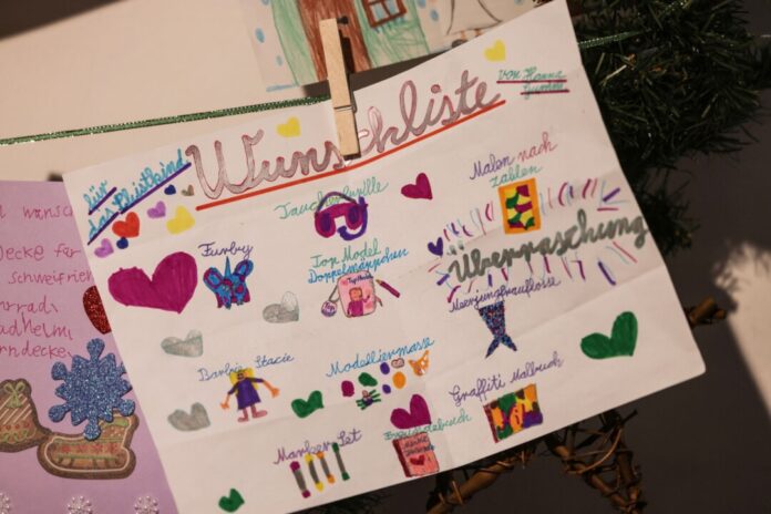 Wunschzettel fürs Christkinbd Viele Kinder haben ihre Briefe mit Malereien oder Aufklebern verziert. (Archivbild)