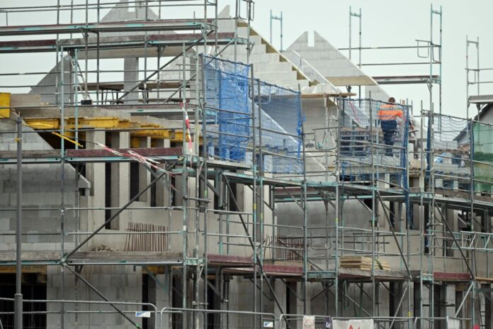 Wohnungsneubau Insgesamt bleibt die Lage auf dem Mietwohnungsmarkt in NRW angespannt, sagt die NRW.Bank. In den nächsten Jahren sieht die Förderbank aber Anzeichen für eine Entspannung. (Archivbild)