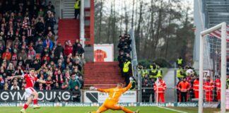 Duisburg verliert Top-Spiel in Cottbus in letzter Minute Erik Engelhardt (l) erzielt die Führung für Energie Cottbus