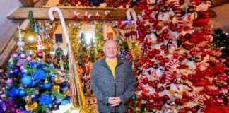 Neuer Weltrekordversuch: 621 Weihnachtsbäume im Haus Thomas Jeromin steht inmitten von Weihnachtsbäumen in seinem Haus im Landkreis Schaumburg.
