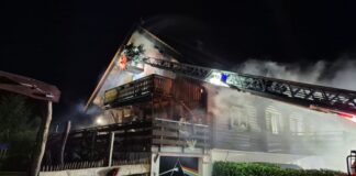 Brand in Wohnhaus – zwei Menschen ins Krankenhaus gebracht Alle Bewohnerinnen und Bewohner konnten das brennende Haus eigenständig verlassen.