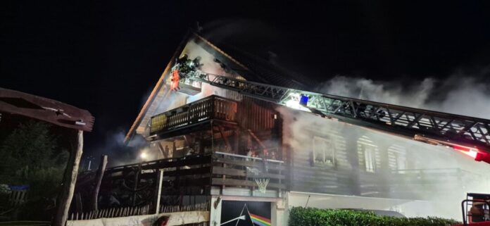 Wohnungsbrand in Schalksmühle Alle Bewohnerinnen und Bewohner konnten das brennende Haus eigenständig verlassen.