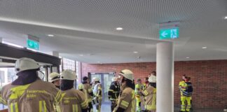 Mit insgesamt 44 Einsatzkräften und 20 Fahrzeugen waren Feuerwehr und Rettungsdienst am Berufskolleg im Einsatz.