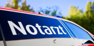 Niederrhein: Frau prallt mit Auto gegen Baum und stirbt Der Notarzt konnte bei einem Unfall im Kreis Kleve am Sonntags nichts mehr machen. Die Autofahrer aus Kranenburg war sofort tot. (Archivbild