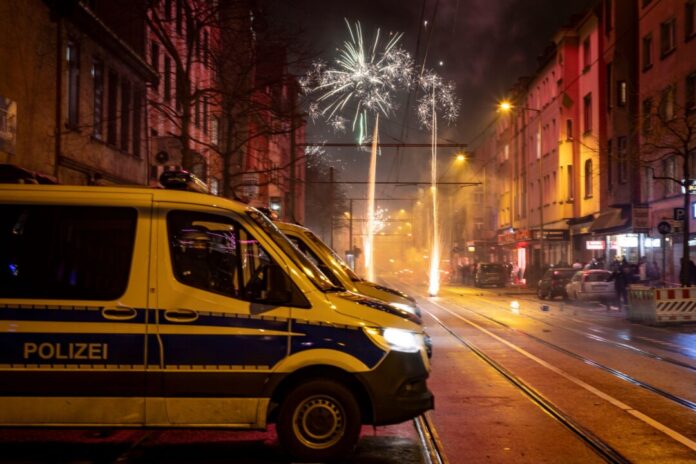 Silvester Polizeiaufgebot wird für Silvesternacht aufgestockt. (Archivbild)